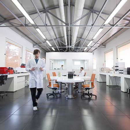 Immagine laboratorio analisi filtrazione AEB