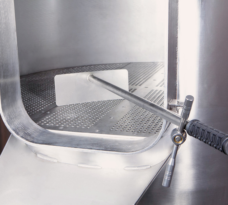 Rejilla con agujeros que sujeta los chips Bioselevage y pala para extraerlos Detalle de rejilla y pala para la extracción de los chips en el Boiselevage Extractor