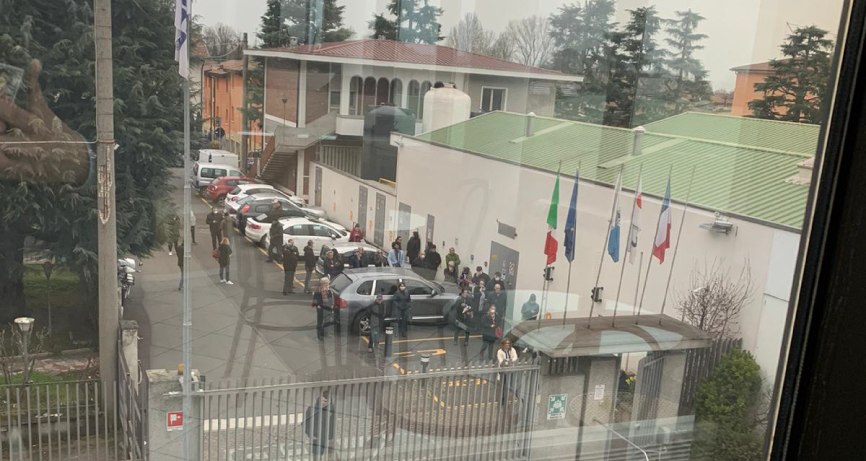 Gli abitanti di San Polo accorsi a prendere i saponi igienizzanti messi a disposizione dalla nostra azienda. Gli abitanti di San Polo accorsi a prendere i saponi igienizzanti