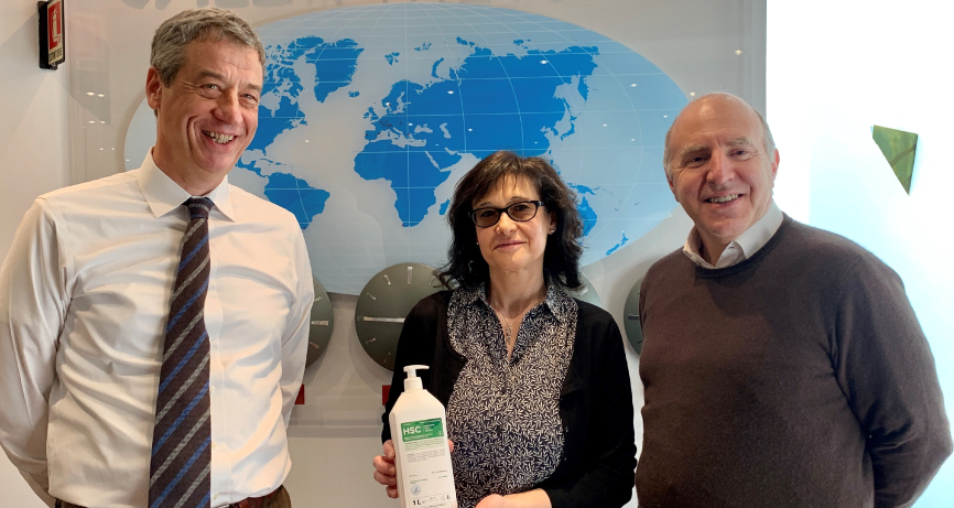 Da sinistra: il CEO di AEB, Mario Tomasoni; Silvia Chiroli, Presidente del Consiglio di Quartiere s.polo – case e Valter Muchetti, Assessore con delega alla Rigenerazione urbana, Commercio, Valorizzazione Patrimonio immobiliare e Protezione civile. Da sinistra: il CEO di AEB, Mario Tomasoni; Silvia Chiroli, Presidente del Consiglio di Quartiere s.polo – case e Valter Muchetti, Assessore con delega alla Rigenerazione urbana, Commercio, Valorizzazione Patrimonio immobiliare e Protezione civile.